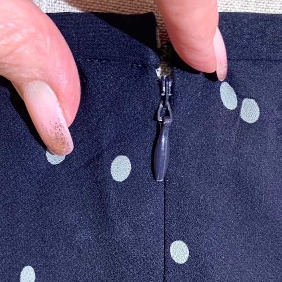 🎉HP‼️🎉 💥EUC💥 Extraordinary Ann Taylor Navy and Cream Silk Skirt - Size 8 - Picture 10 of 10